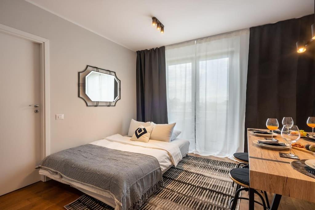 شقة Stunning Views 2Br Midtown Flat - Charming Balcony بوخارست المظهر الخارجي الصورة