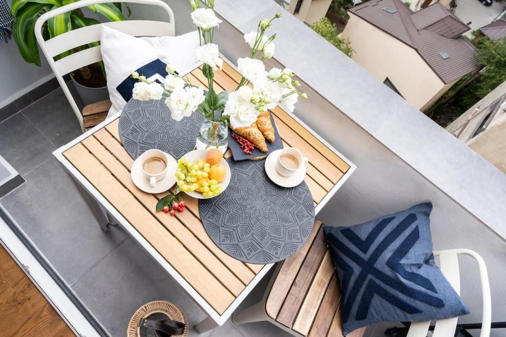 شقة Stunning Views 2Br Midtown Flat - Charming Balcony بوخارست المظهر الخارجي الصورة